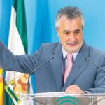 Griñán evita la autocrítica y El presidente de la Junta, José Antonio Griñán, ayer, en Sevilla, durante su balance de estos cien días de gestiónmenciona la tasa de paro