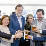 Rajoy brinda ayer con miembros del PP tras participar en una convención de los populares sobre pymes y autónomos celebrada en Elche