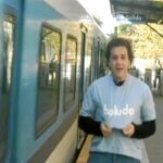Uno de los participantes en el vídeo del Día Nacional del Boludo muestra una camiseta con el logo de la campaña