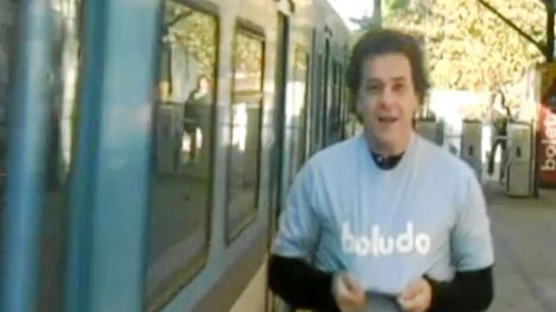 Uno de los participantes en el vídeo del Día Nacional del Boludo muestra una camiseta con el logo de la campaña
