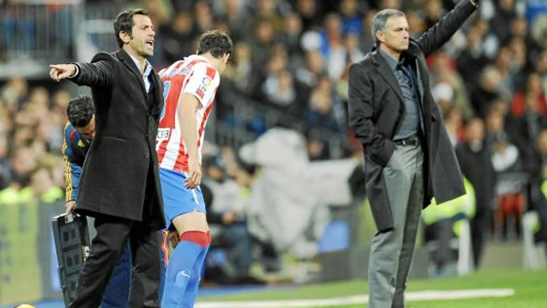 QUIQUE y MOURINHO dan indicaciones desde la banda del Bernabéu