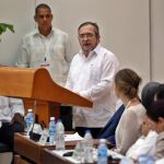 El líder de las FARC, Rodrigo Londoño Echeverri, alias "Timochenko"(c), habla en La Habana (Cuba)