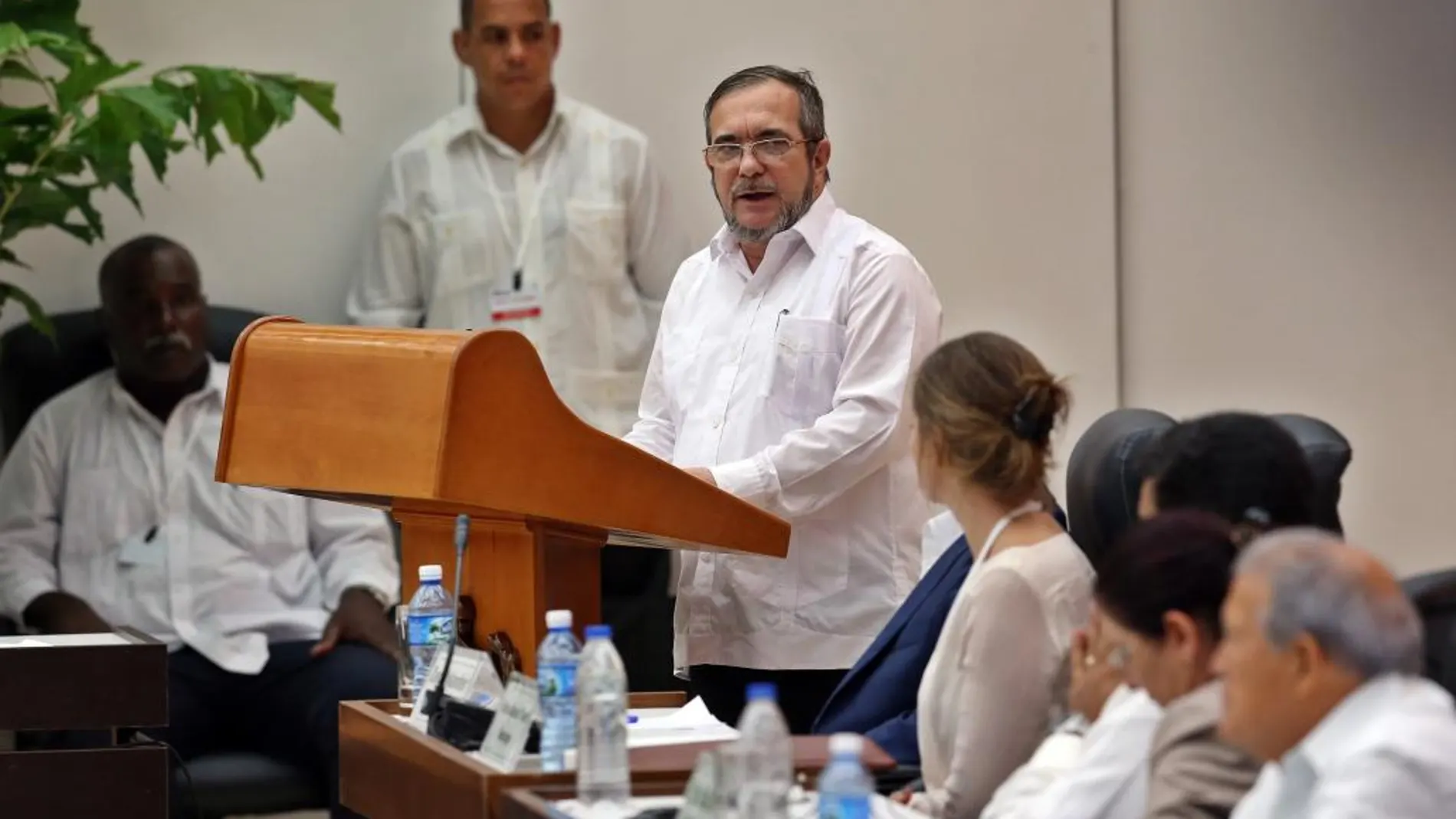 El líder de las FARC, Rodrigo Londoño Echeverri, alias "Timochenko"(c), habla en La Habana (Cuba)