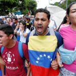 Manifestación de estudiantes que protestan en Caracas contra Maduro y contra el recorte de fondos para la Universidad