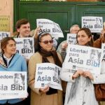 Un grupo de personas pidió ayer el indulto para la cristiana Asia Bibi frente a la Embajada de Pakistán en Madrid