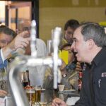 El presidente del Gobierno, Mariano Rajoy, visitó ayer un bar en su paso por Mora (Toledo) junto a vecinos de la localidad