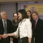 La ministra de Cultura, Ángeles González-Sinde al comienzo de la reunión que ha mantenido con funcionarios estadounidenses en la Embajada de España en Washington