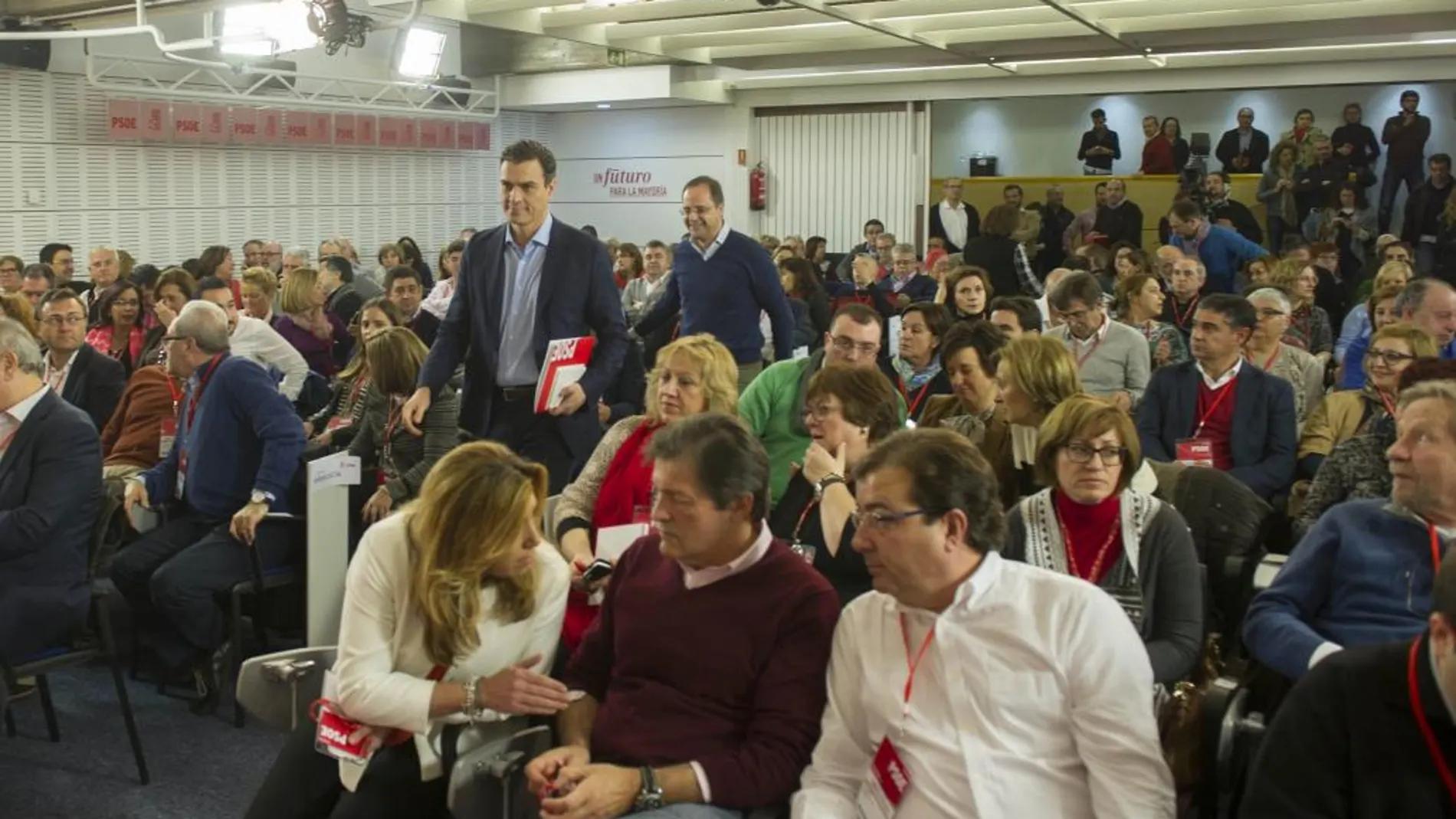 El líder socialista llega al Comité Federal seguido por César Luena, mientras Díaz conversa con los barones Javier Fernández y Guillermo Fernández Vara