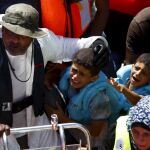 Imagen de dos menores rescatados el pasado 6 de agosto de otra barcaza frente a las costas de Libia