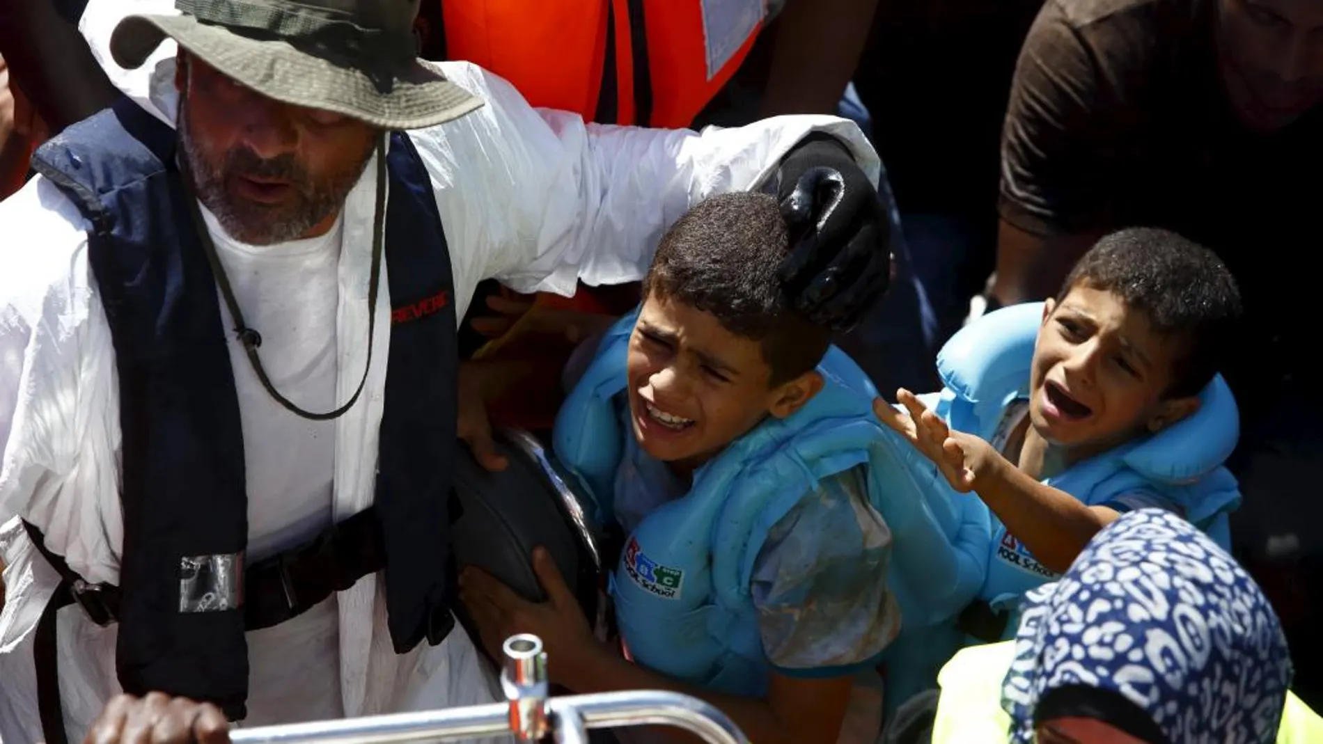 Imagen de dos menores rescatados el pasado 6 de agosto de otra barcaza frente a las costas de Libia