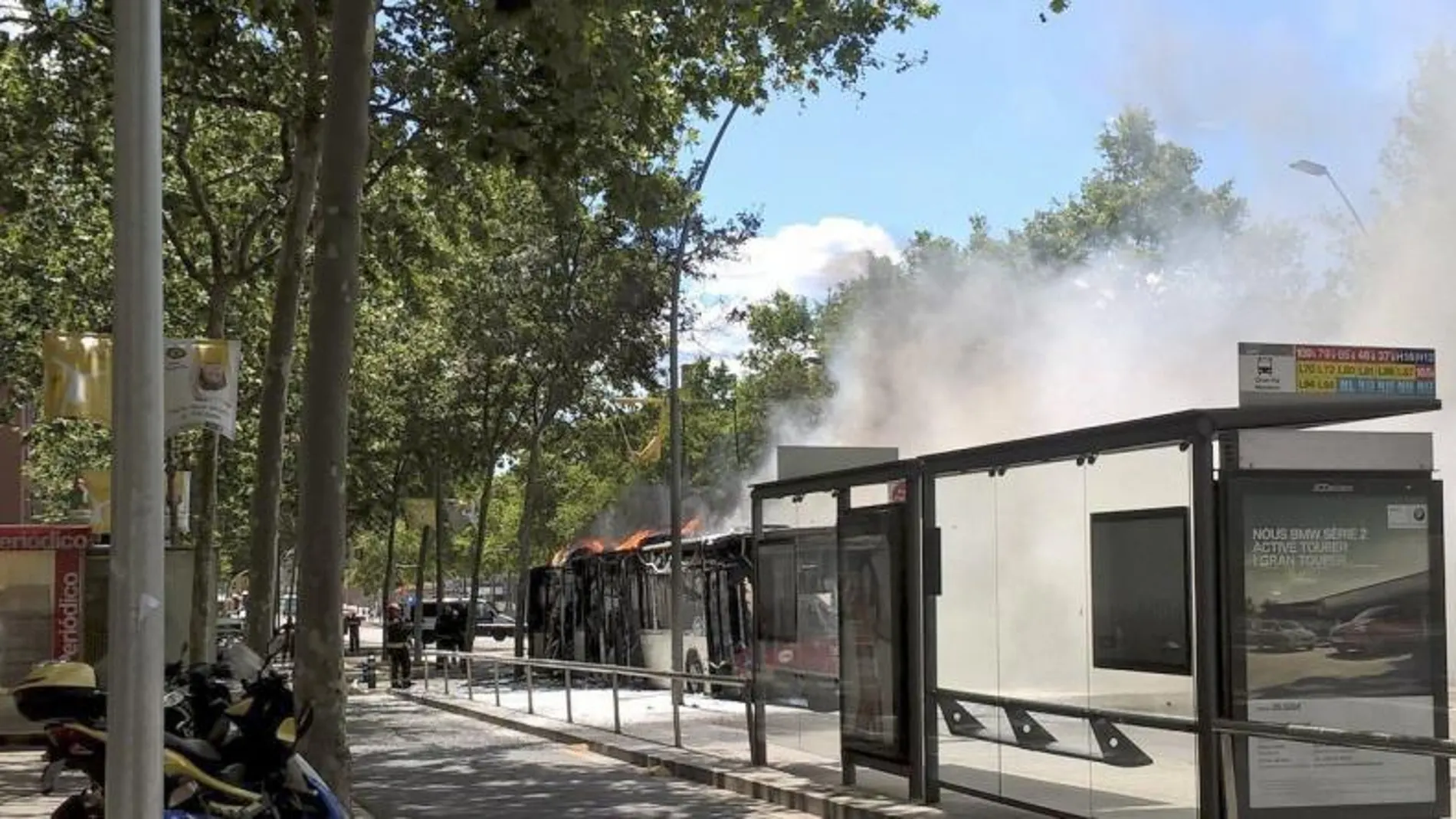 Autobús de la línea 46 sin pasajeros que se ha incendiado a primera hora de esta tarde en la Gran Vía de Barcelona.