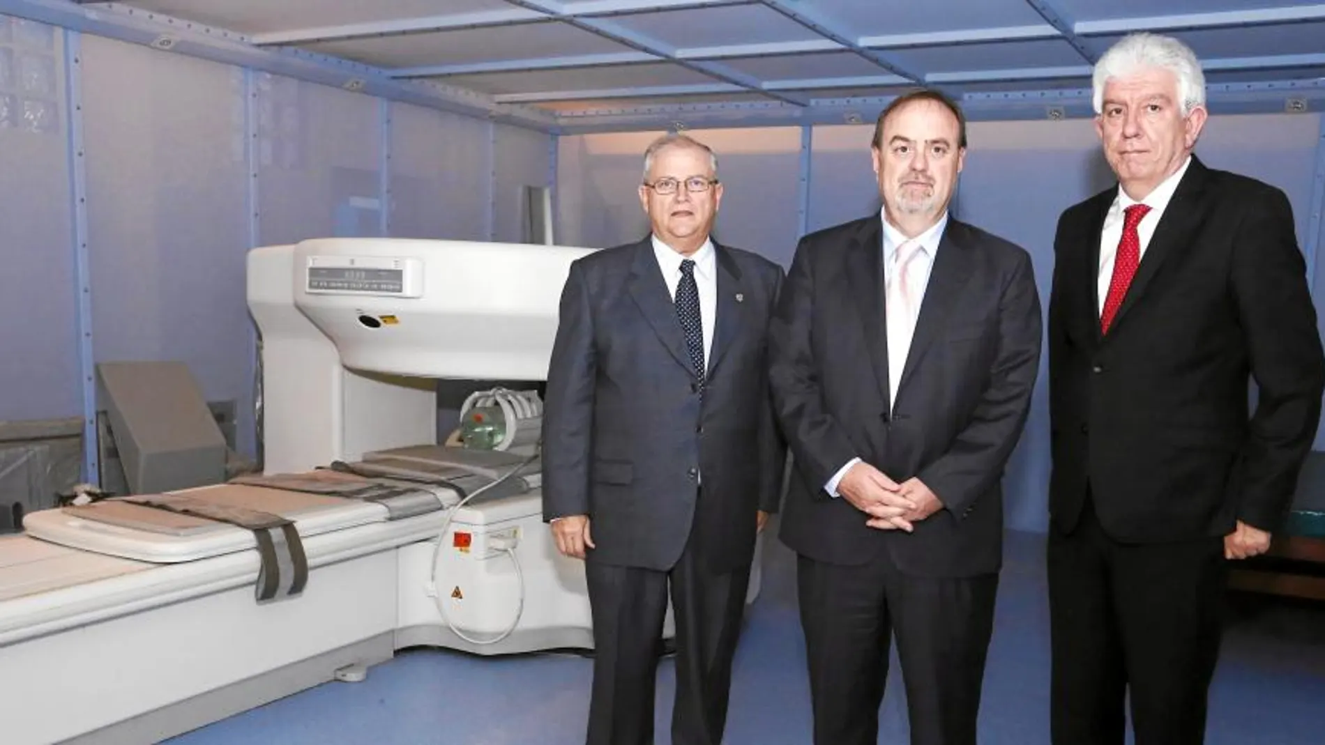 El consejero de Educación, Fernando Rey, junto al rector de la Universidad de León, José Ángel Hermida, durante su visita a las instalaciones del Hospital Clínico Veterinario