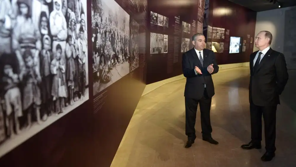 Putin atiende a la explicación del director del Centro Tsitsernakaberd del Genocidio Armenio, Hayk Demoyan, durante su visita con motivo de la celebración del 100 aniversario del genocidio de 1,5 millones de armenios por el Imperio Otomano, en Yeverán (Armenia)