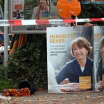 Un póster electoral de la candidata independiente Henriette Reker en el lugar en que sufrió el ataque xenófobo.