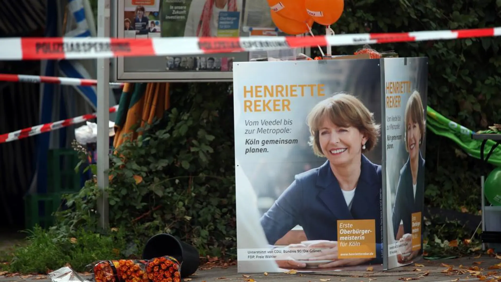 Un póster electoral de la candidata independiente Henriette Reker en el lugar en que sufrió el ataque xenófobo.