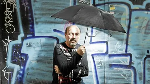 Con firma propia: Profesión: cantautor. Nació: en 1955 en Puerto de Santa María (Cádiz). Por qué está aquí: presenta ahora su álbum «Pensión Triana», en el que han colaborado Martirio, Antonio Toledo, John Parsons, Chano Domínguez...