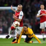 El jugador del Atlético Vrsaljko lucha por un balón con Wilshere del Arsenal en el Emirates / Reuters