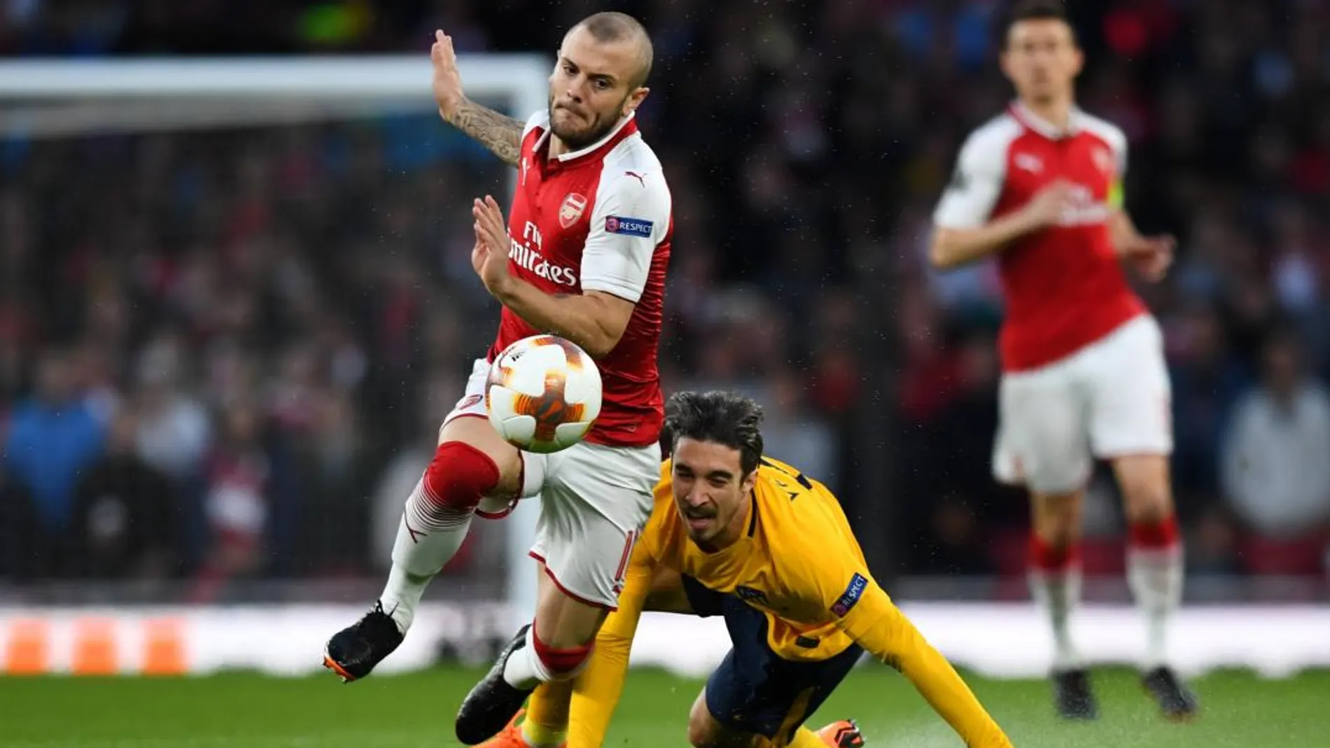 El jugador del Atlético Vrsaljko lucha por un balón con Wilshere del Arsenal en el Emirates / Reuters