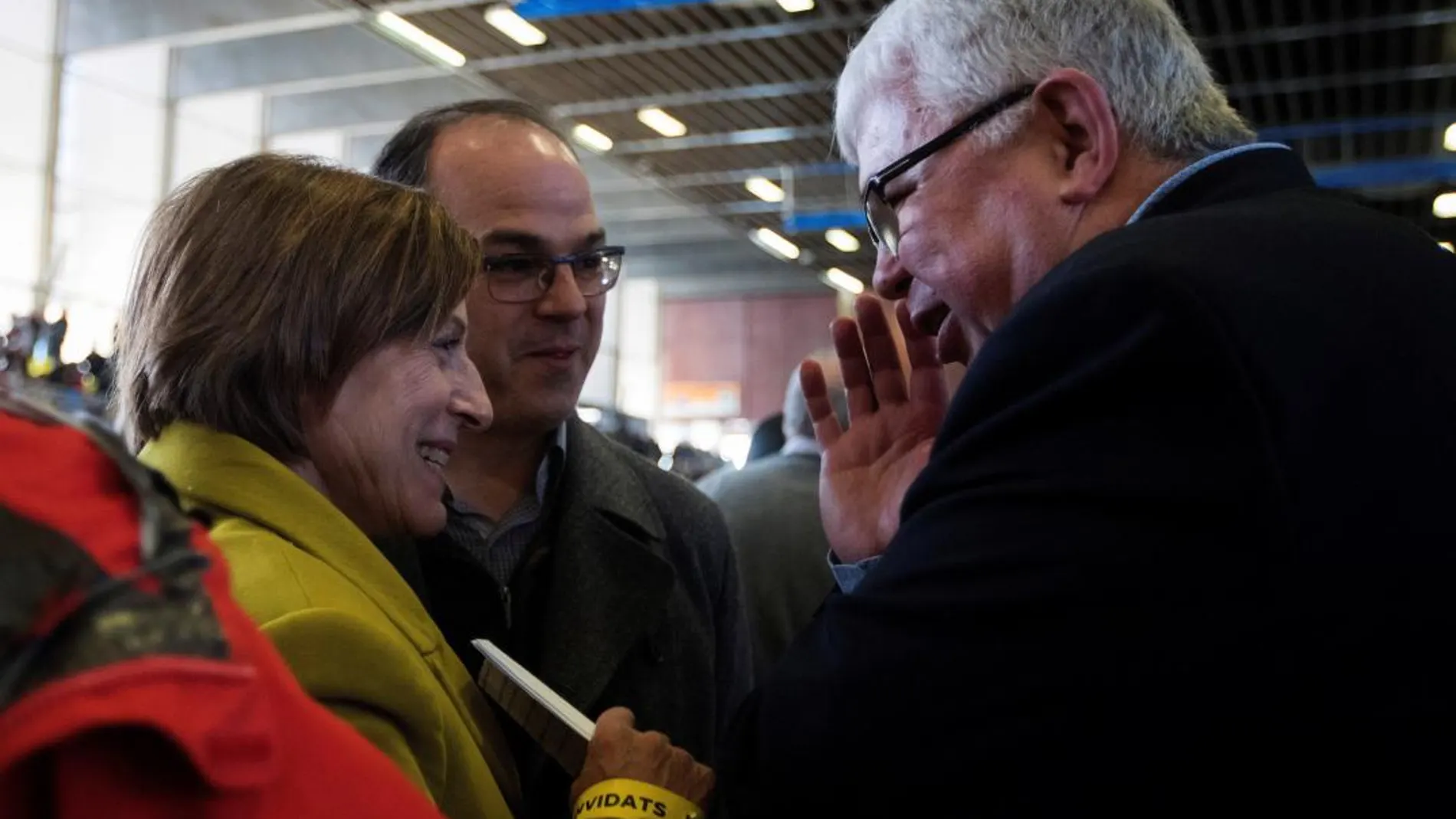 La expresidenta del Parlament, Carme Forcadell, junto a Agustí Alcoberro, de la ANC, y Jordi Turull, asisten a la Asamblea General de la ANC/Efe