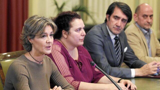 La ministra de Agricultura. Alimentación y Medio Ambiente, Isabel García Tejerina, preside la firma un convenio de colaboración para establecer licencias junto al consejero de Fomento, Juan Carlos Suárez- Quiñones interautonómicas de caza y pesca.
