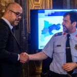 El conseller de Interior, Miquel Buch, saluda al comisario jefe de los Mossos d' Esquadra Ferran López. . EFE/Quique García