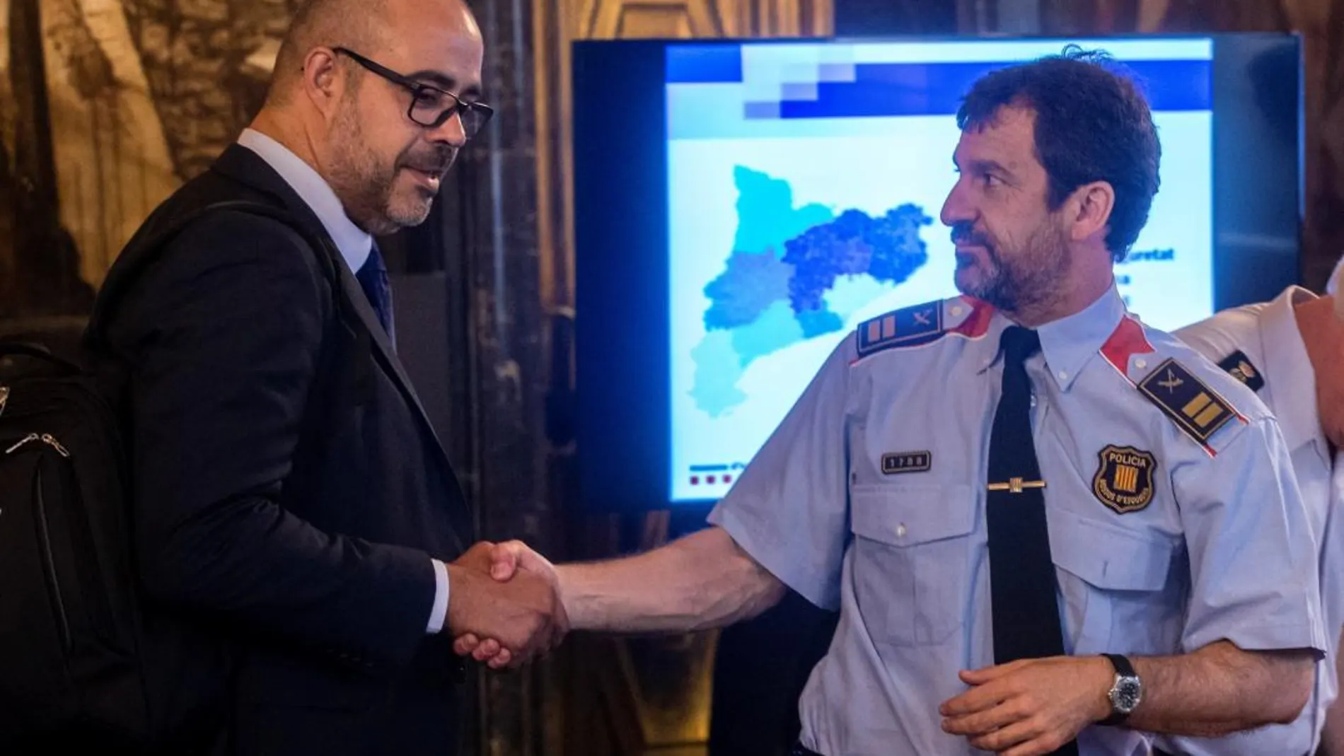 El conseller de Interior, Miquel Buch, saluda al comisario jefe de los Mossos d' Esquadra Ferran López. . EFE/Quique García