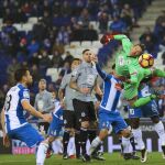 El guardameta polaco del Deportivo de la Coruña, Przemyslaw Tyton (d), intenta detener el balón ante el jugador del Espanyol, Javi Fuego (2i)