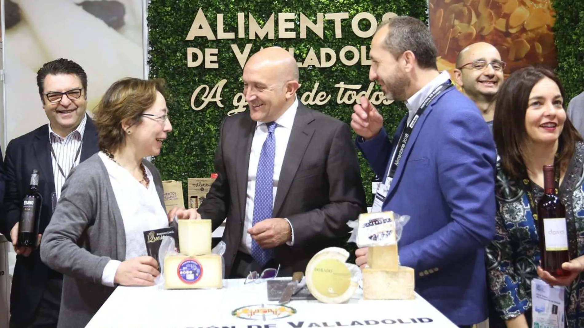 El presidente de la Diputación, Jesús Julio Carnero, visita el stand de Alimentos de Valladolid en la Feria Alimentaria que se celebra en Barcelona