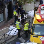 Imagen de los tres cuerpos cubiertos en la calle de Marcelo Usera, donde tuvo lugar el suceso.