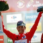 Esteban Chaves celebra el jersey rojo