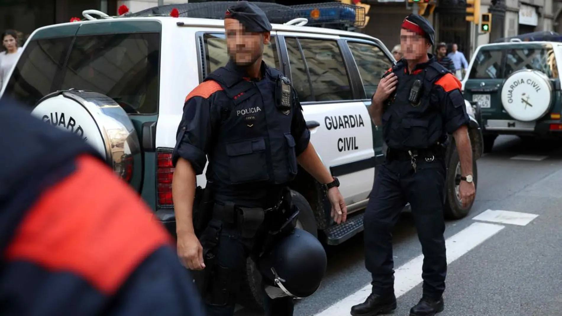 Mossos d'esquadra escoltan a los vehículos de la Guardia Civil que participaban en el registro de la sede de la consellería de Exteriores.