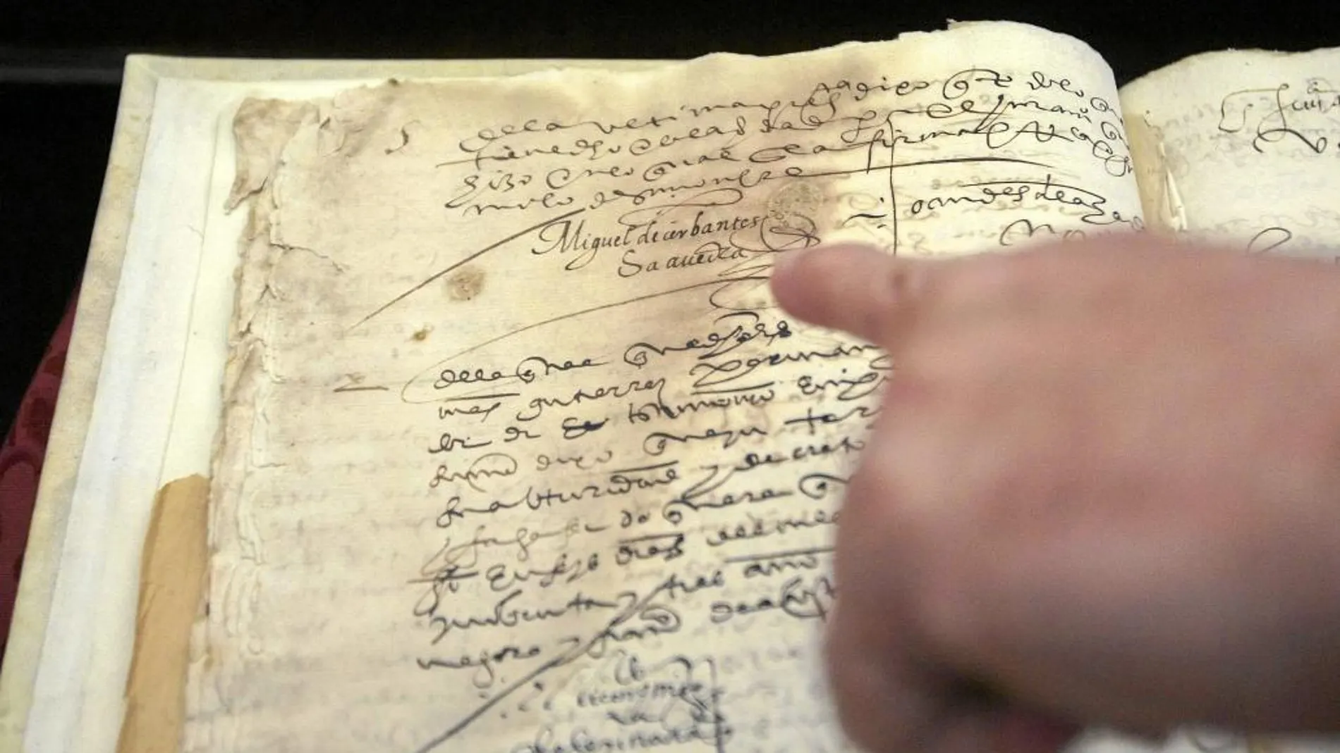 Una de las dos firmas autógrafas de Miguel de Cervantes, de quien este año se conmemora el cuarto centenario de su muerte, y que se encuentra en un documento del siglo XVI que la Universidad de Sevilla presentó ayer