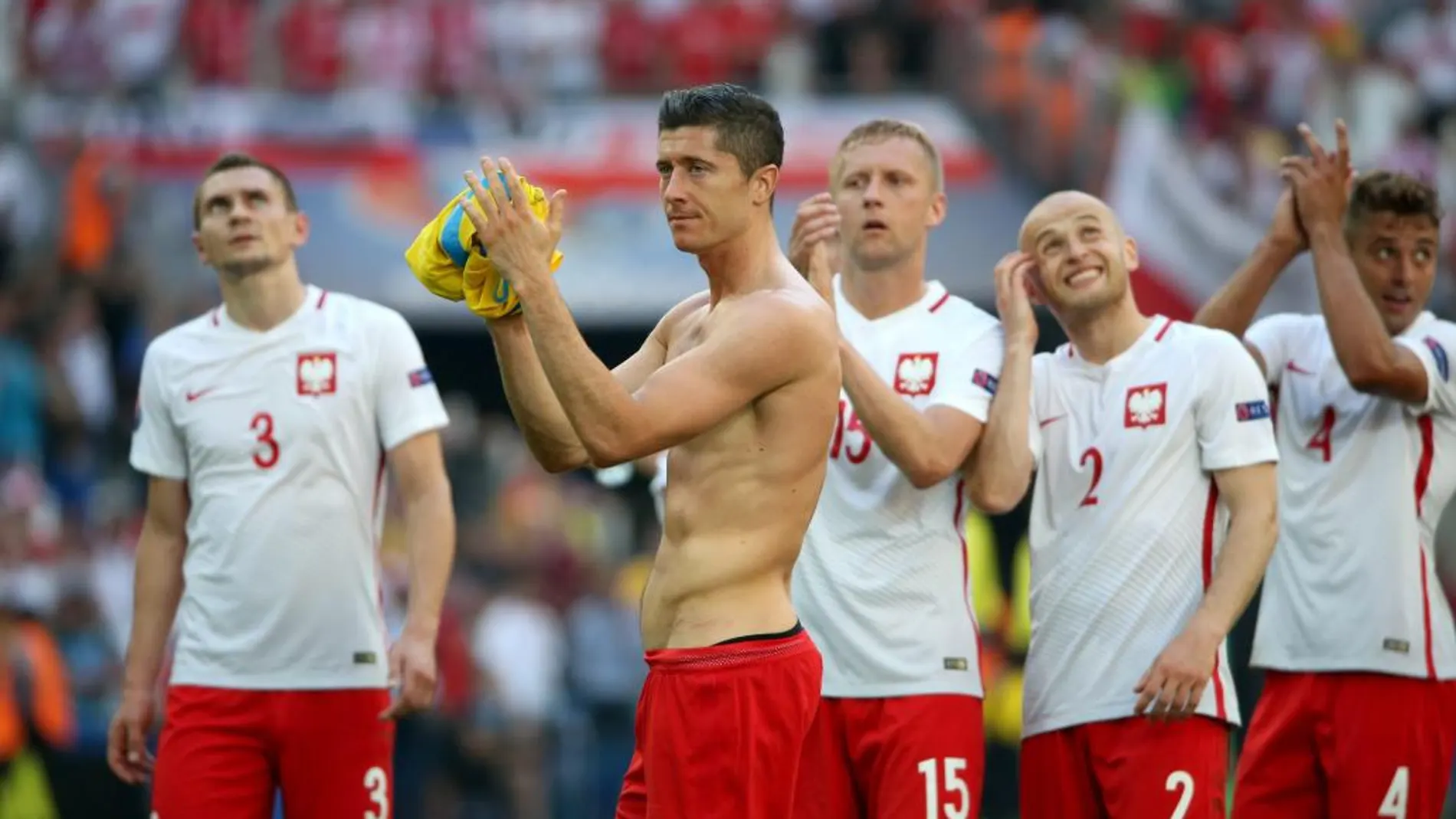 Robert Lewandowski con sus compañeros de la selección polaca