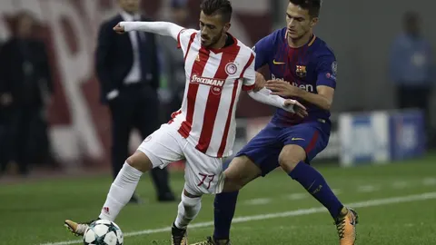 Denis Suárez (d) de FC Barcelona disputa un balón con Diogo Figueiras (i) de Olympiacos