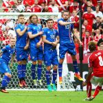 David Alaba, de la selección austriaca lanza una falta directa ante la barrera de la selección islandesa