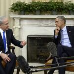 El primer ministro israelí, Benjamin Netanyahu , conversa con el presidente estadounidense Barack Obama, durante la reunión que han mantenido en la Casa Blanca