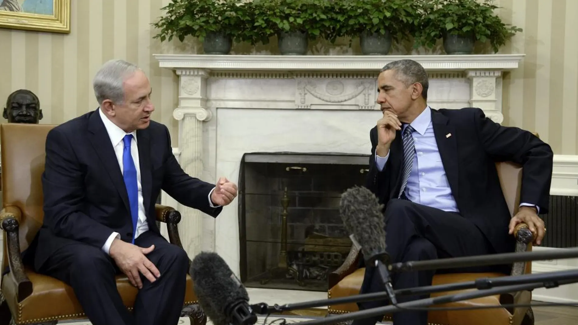 El primer ministro israelí, Benjamin Netanyahu , conversa con el presidente estadounidense Barack Obama, durante la reunión que han mantenido en la Casa Blanca