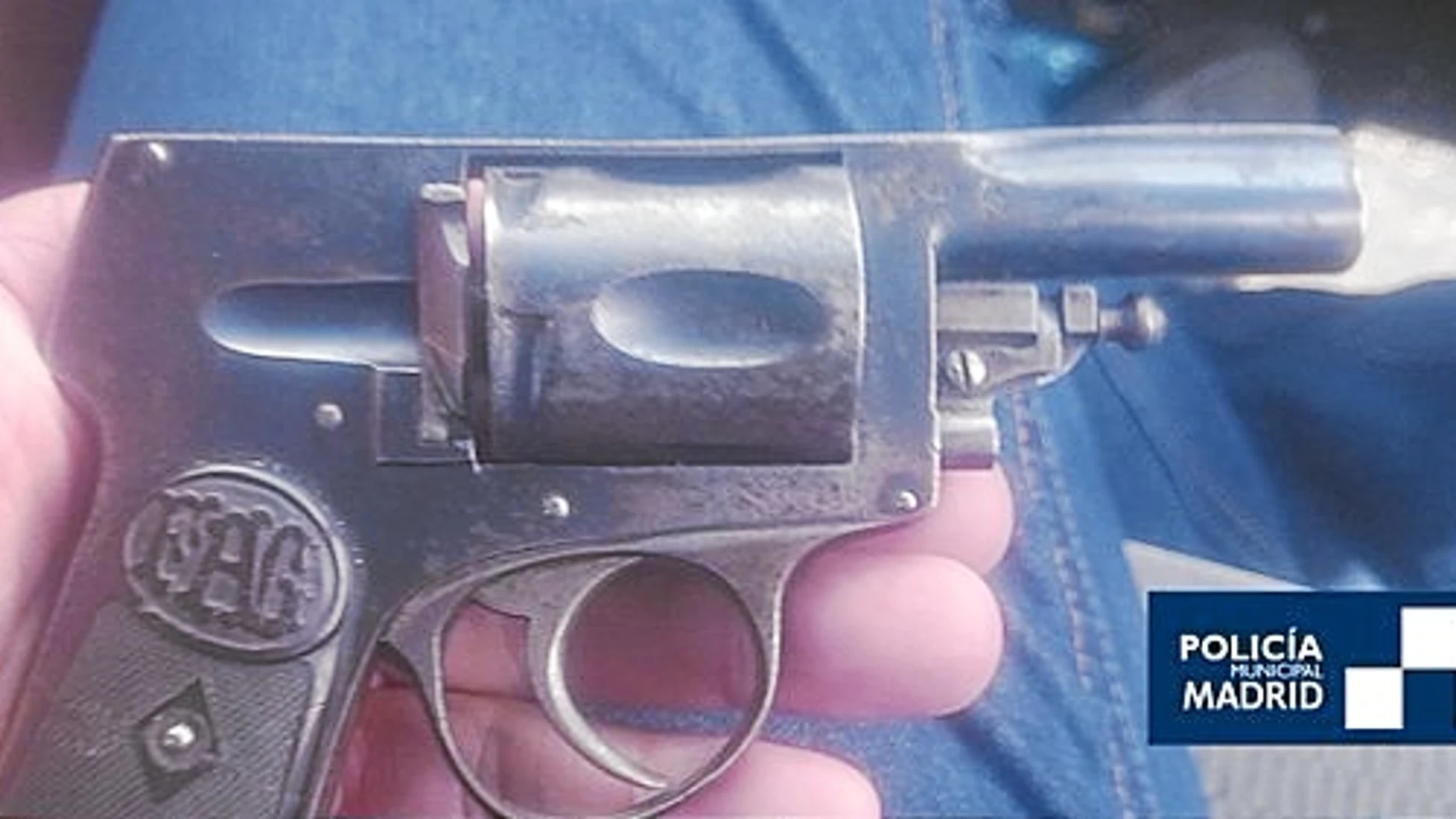 Los agentes de Latina encontraron un revólver y una pistola de calibre 32 y 9, respectivamente