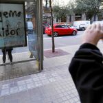 Cartel en una parada de autobús de Barcelona con un mensaje alusivo al presidente de la Generalitat, Carles Puigdemont