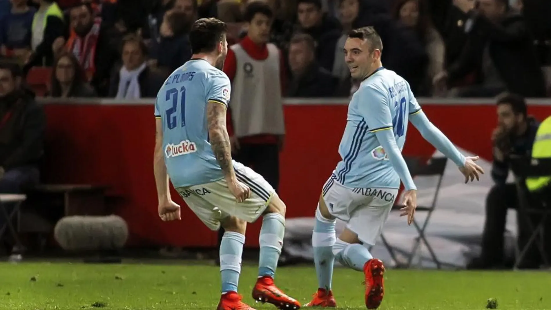 El delantero del Celta de Vigo, Iago Aspas, celebra el gol del empate ante el Sporting de Gijón con su compñaero Carles Planas