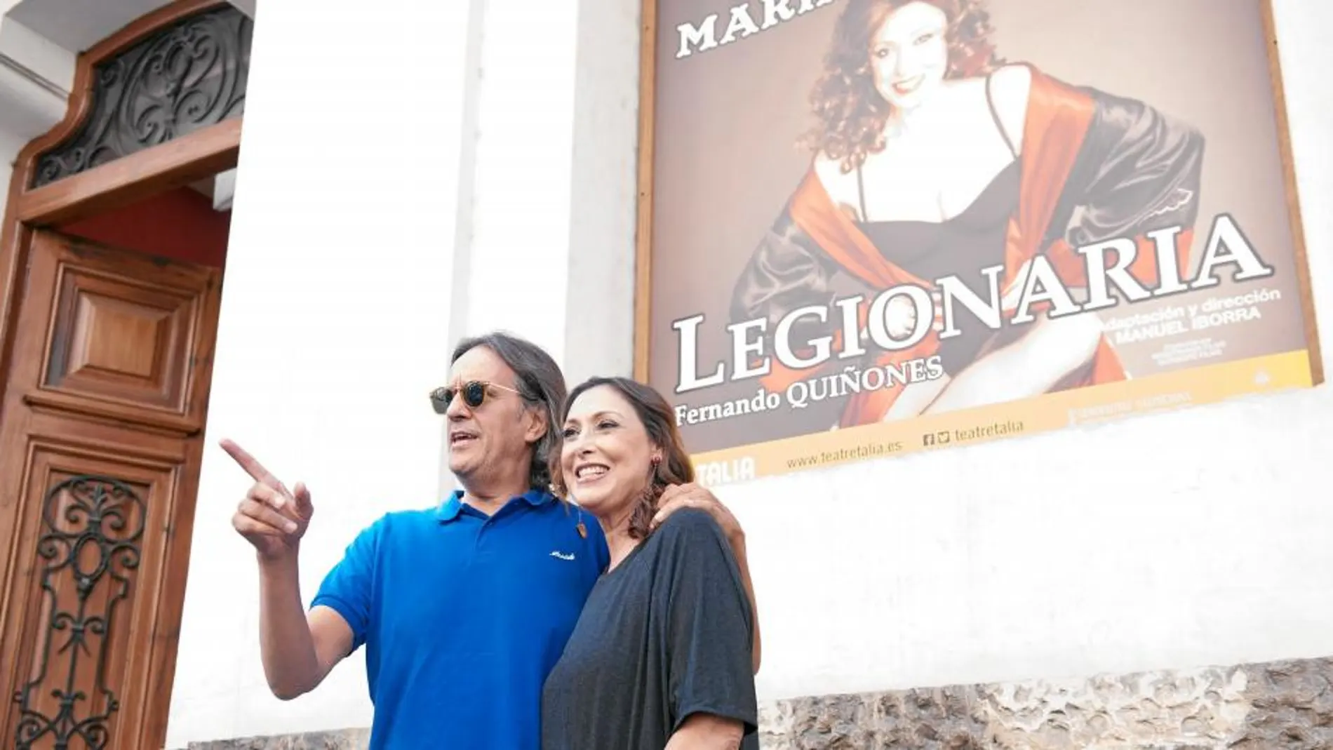 El director alicantino Manuel Iborra y la actriz española María Barranco posan en la entrada del Teatre Talia de Valencia en la presentación de «Legionaria»