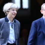 La primera ministra, Theresa May, junto a su marido Philip a la salida de misa.