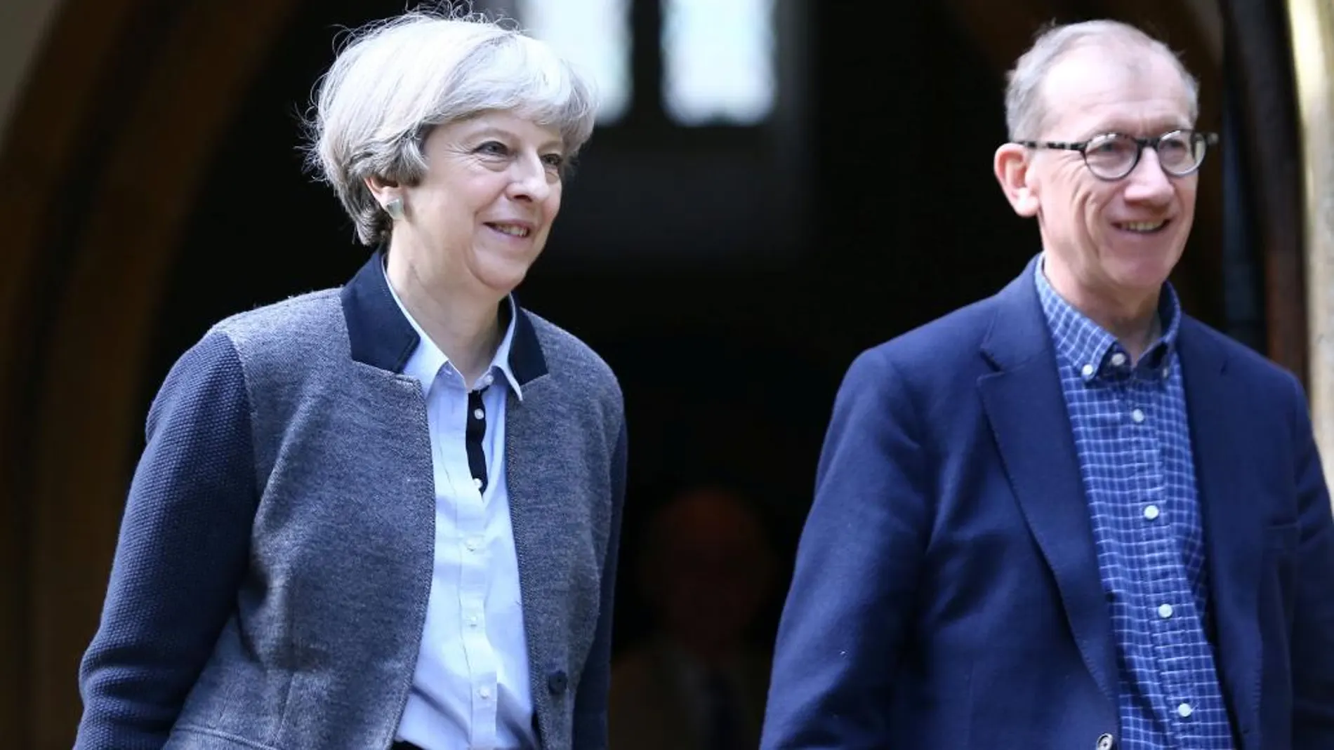 La primera ministra, Theresa May, junto a su marido Philip a la salida de misa.