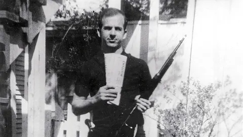 Lee Harvey Oswald en una de sus imágenes más famosas, con un rifle y un periódico comunista en 1963