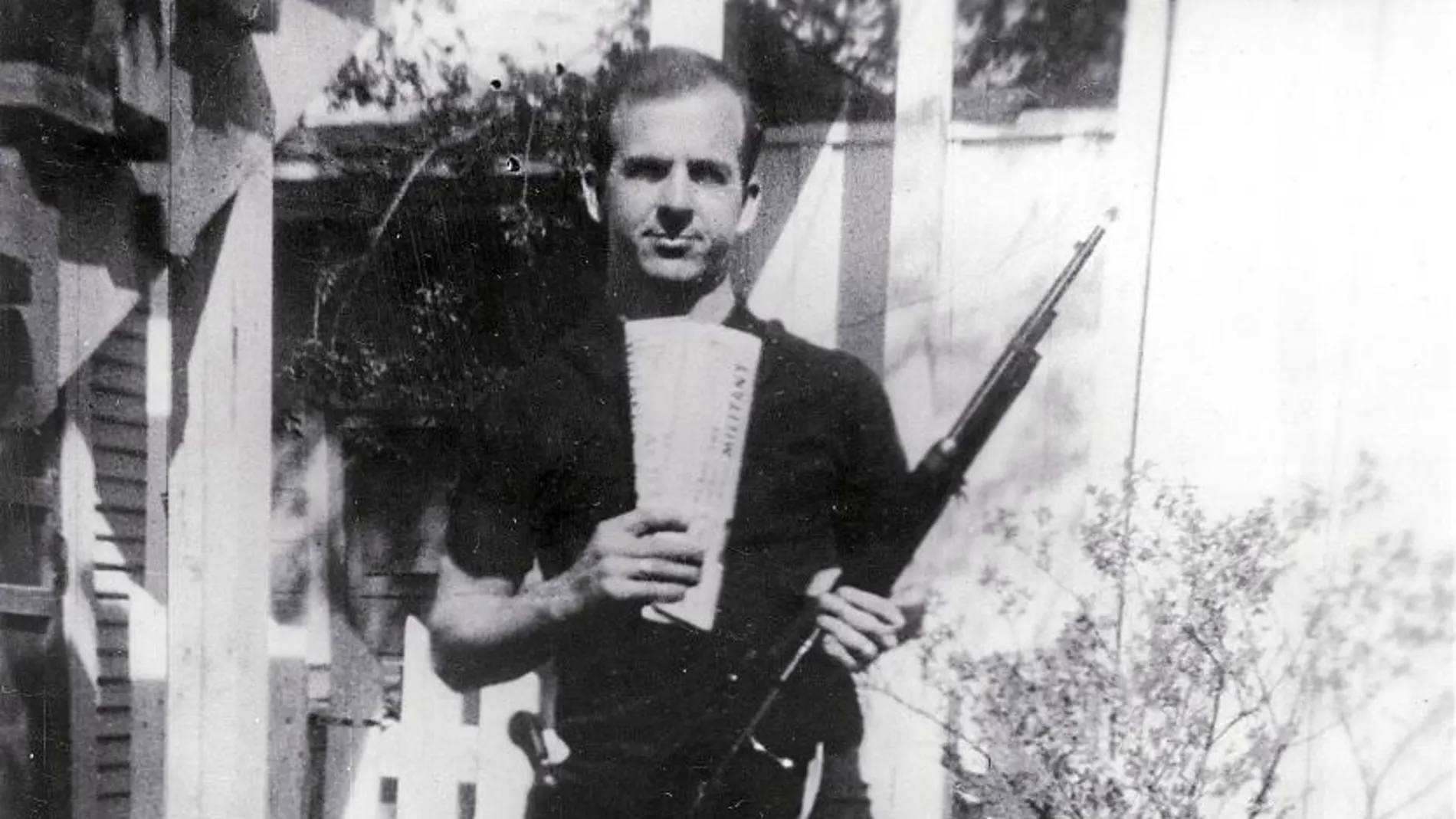 Lee Harvey Oswald en una de sus imágenes más famosas, con un rifle y un periódico comunista en 1963