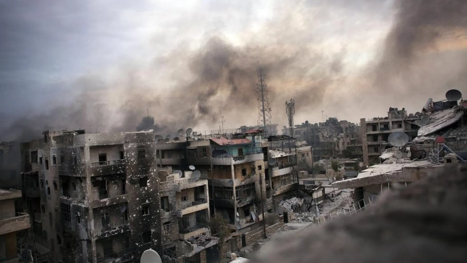 La ciudad septentrional siria de Alepo recibió hoy un duro castigo con los bombardeos por parte de la artillería del régimen sirio.