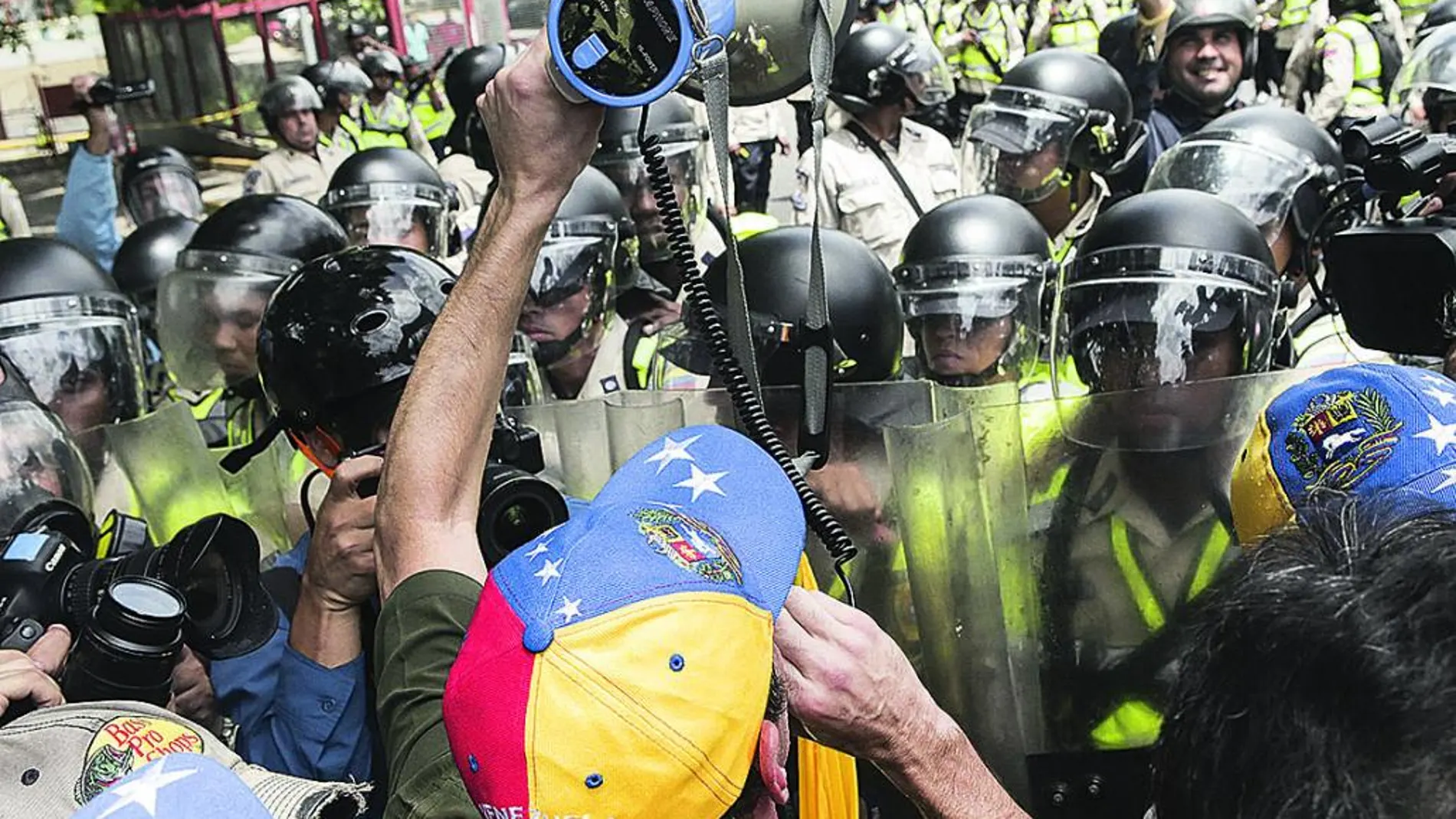 La oposición, encabezada por el líder de Primero Justicia, Henrique Capriles, se manifestó en Caracas para exigir el recuento de firmas para el revocatorio contra Maduro