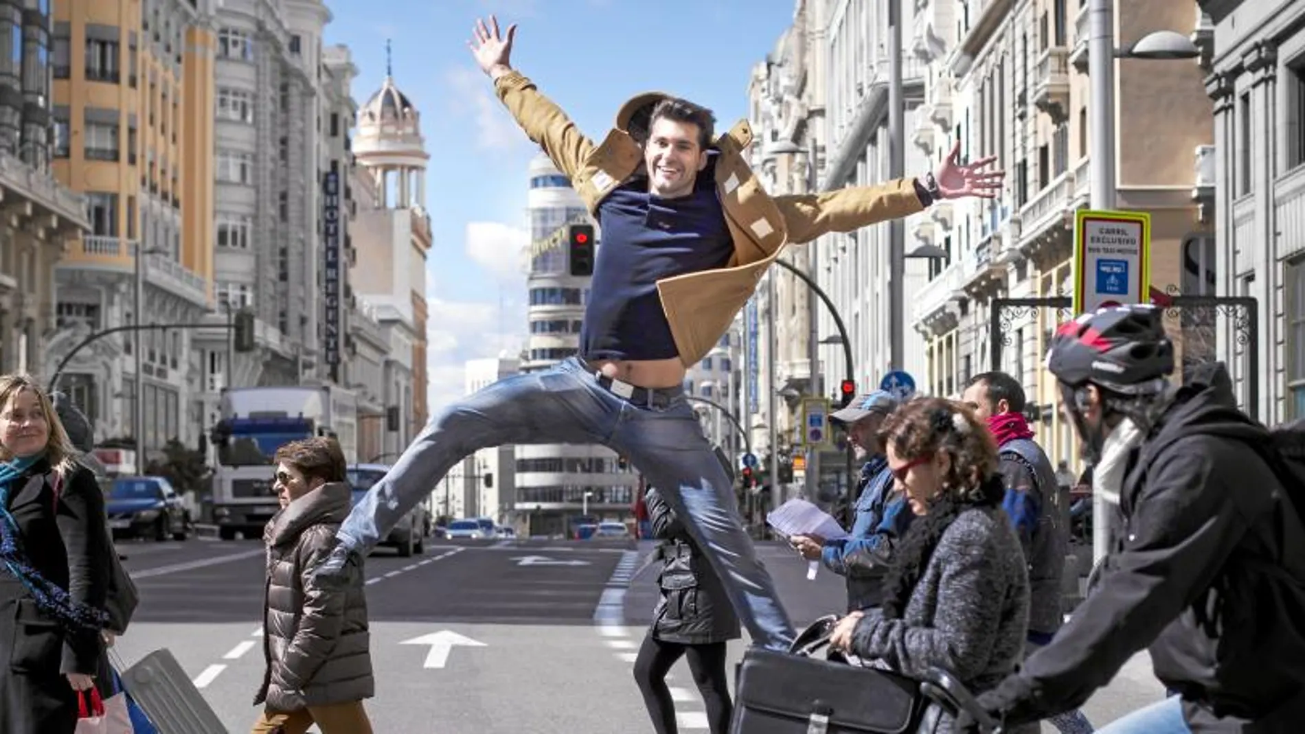 Diego Otero, Mister España 2011, posa para LA RAZÓN en la Gran Vía de Madrid