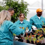 Jardineros y barrenderos forman parte del programa «¡Cuidemos Vallecas!» que ahora se pone en marcha en Centro