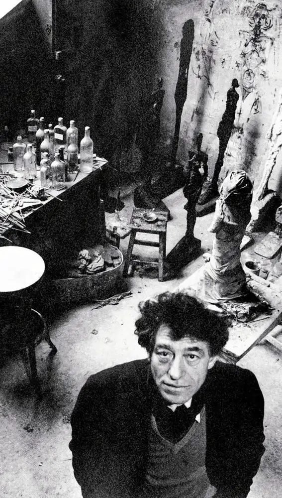 Una imagen de Alberto Giacometti rodeado de algunas de sus esculturas en su taller de París. James Lord fue un visitante regular de ese espacio en el que conversó con este artista